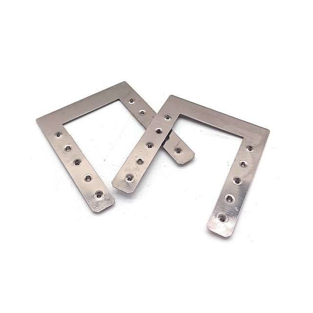 Uchwyt uziemiający w kształcie litery U. Podkładka zaciskowa uziemiająca PV do montażu na panelu słonecznym 