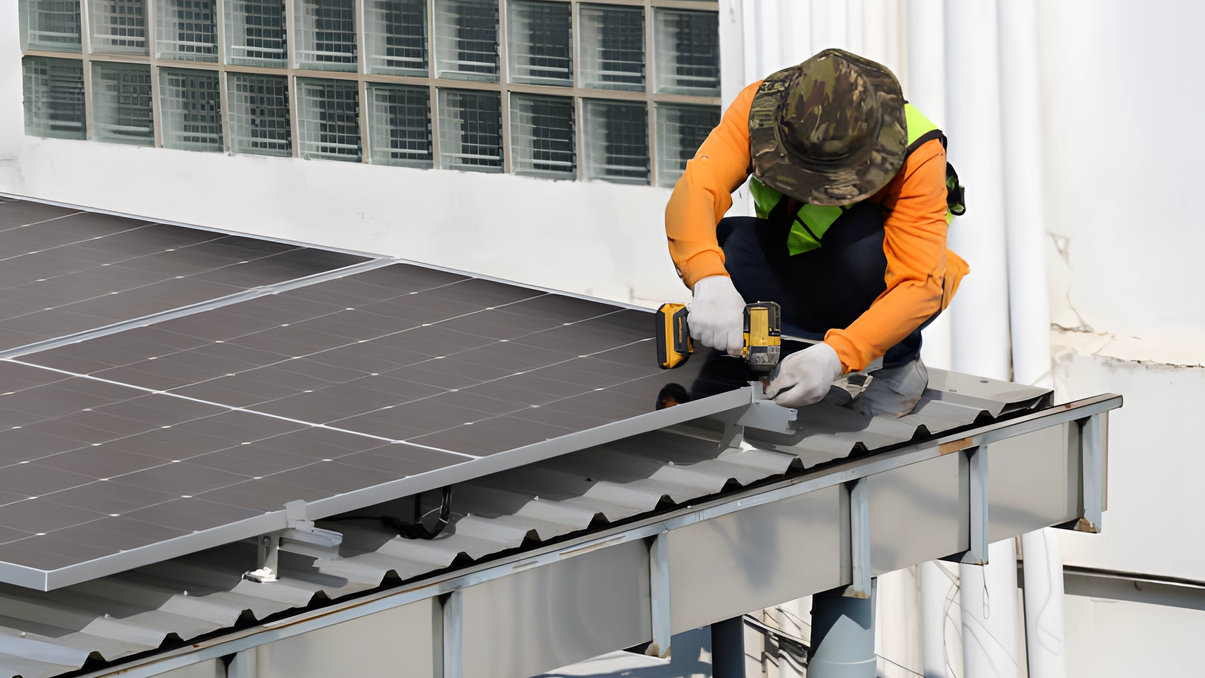 Montowane na dachu vs. montowane w gruncie systemy słoneczne: zalety, wady i najlepsze aplikacje