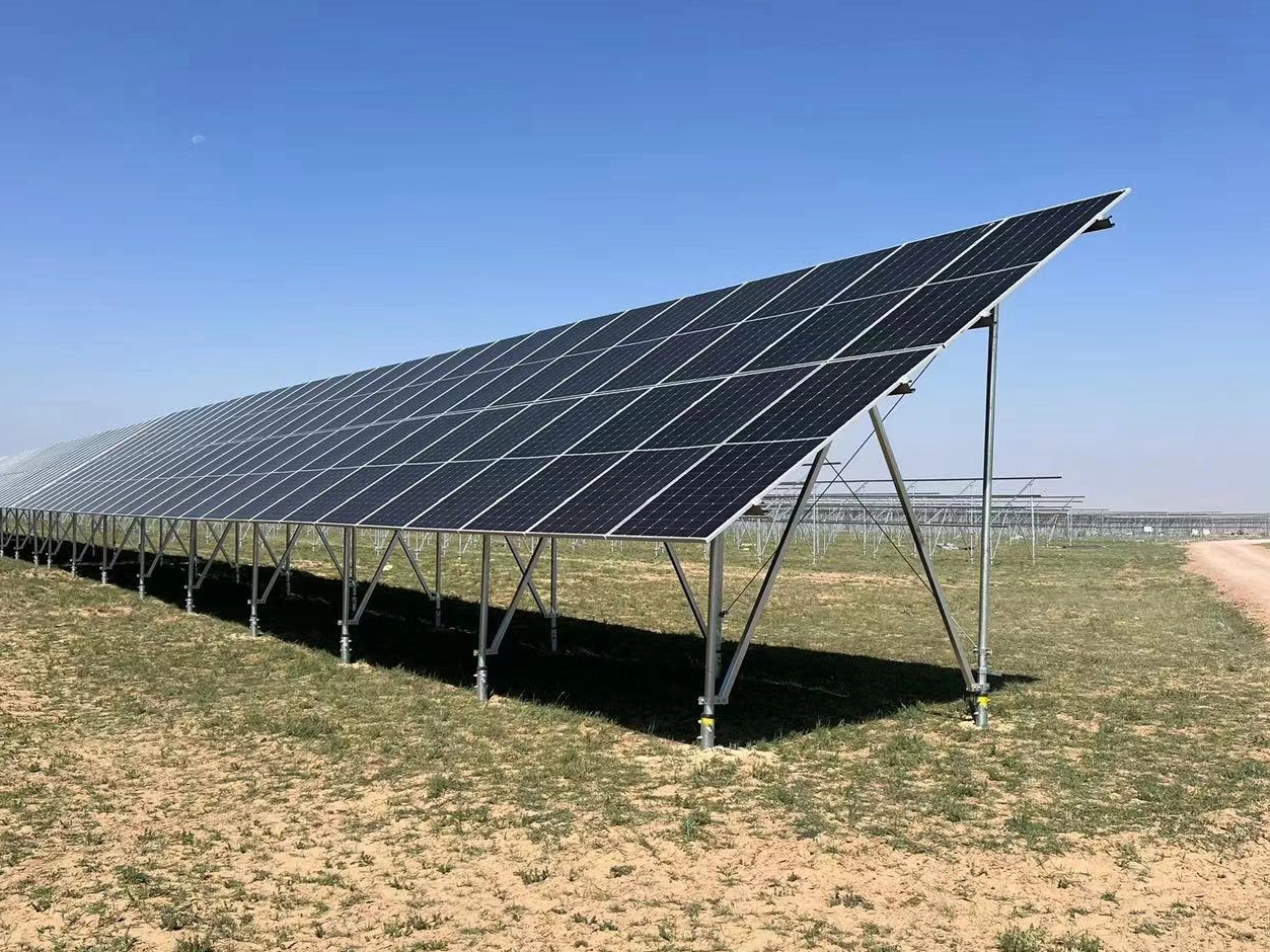 Jakie są rozwiązania do instalowania mocowania naziemnego na pochyłym terenie?