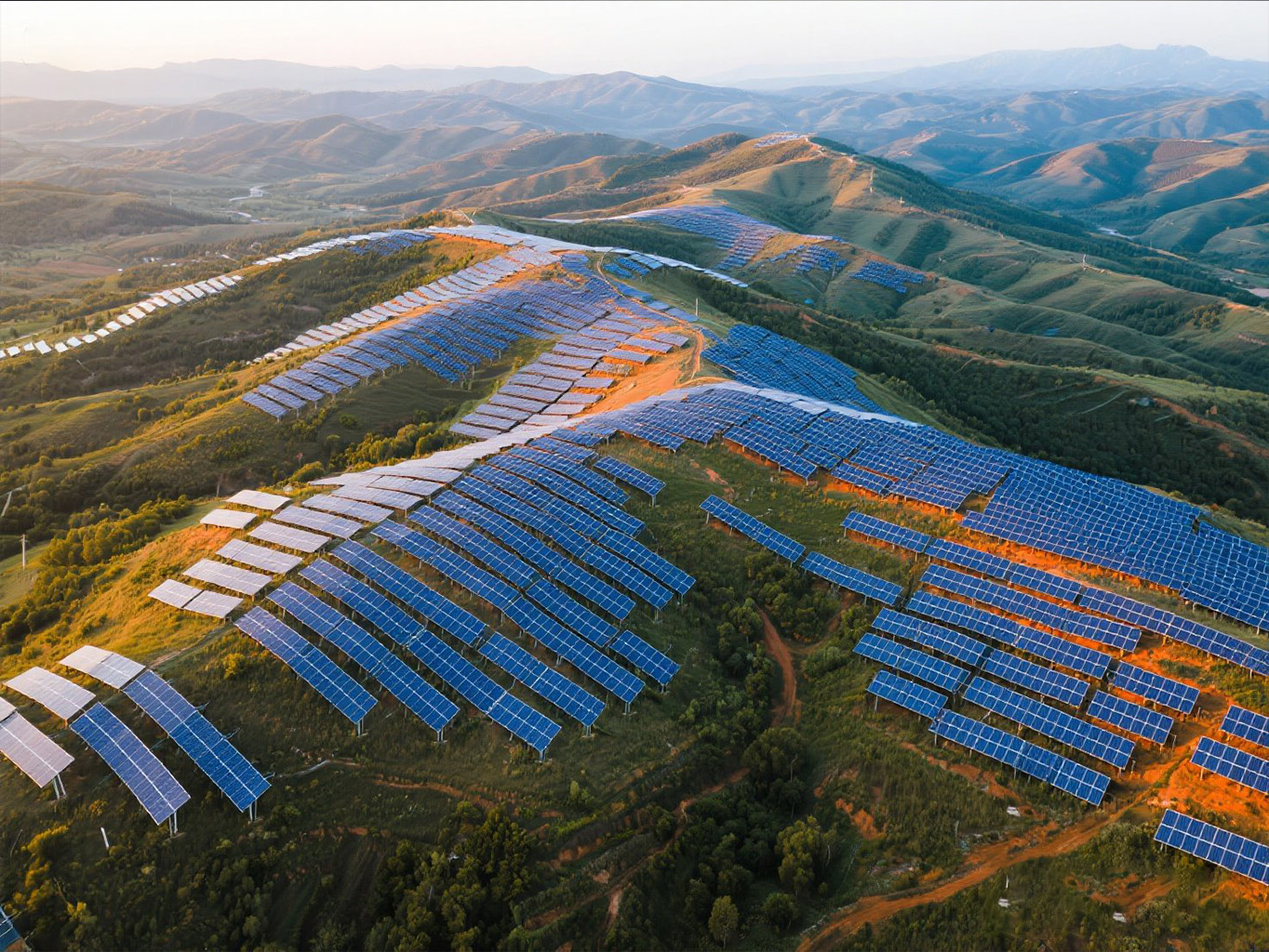 Jaka jest różnica między ustalonymi nawiasami a regulowanymi nawiasami?