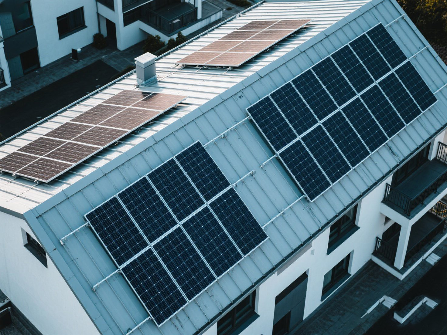 Kluczowe względy projektowe dotyczące systemów montażu słonecznego na różnych typach dachów